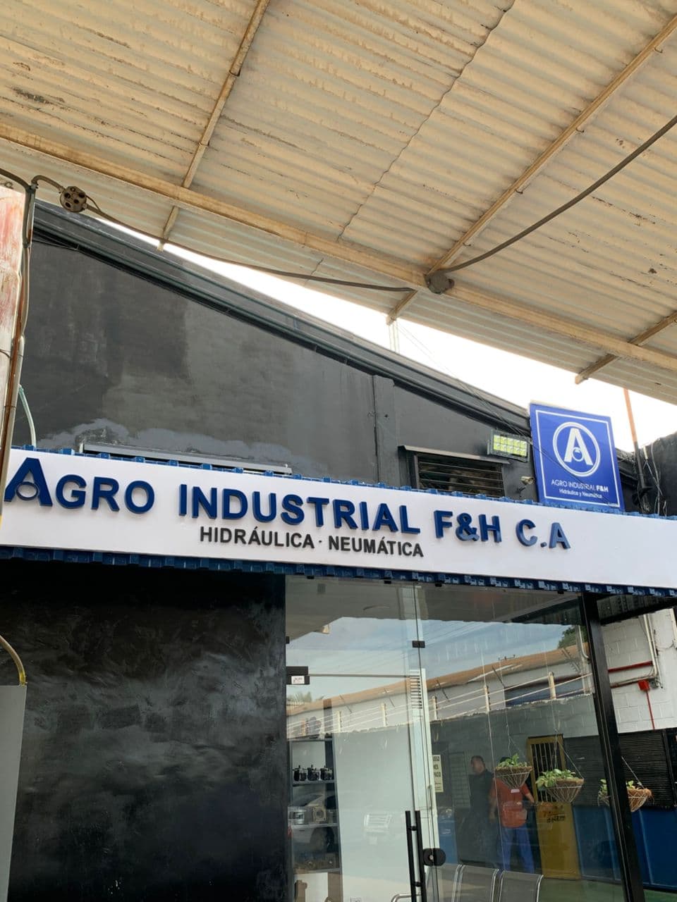 Cilindro hidráulico de gran diámetro con vástago cromado montado en banco dentro del taller