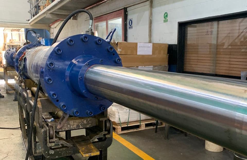 Cuerpos de cilindros hidráulicos desarmados junto a los sellos nuevos preparados para el rearmado